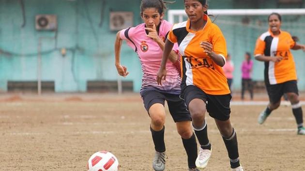 Match between Pune (Pink) and Kolhapur (Orange). (HT PHOTO) Match between Pune (Pink) and Kolhapur (Orange). (HT PHOTO)