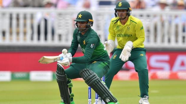 Pakistan's Fakhar Zaman(L) attempts a scoop shot past South Africa's wicketkeeper Quinton de Kock. (AFP)