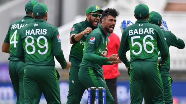 Pakistan's Mohammad Amir (C) celebrates with teammates after the dismissal of South Africa's Hashim Amla. (AFP)