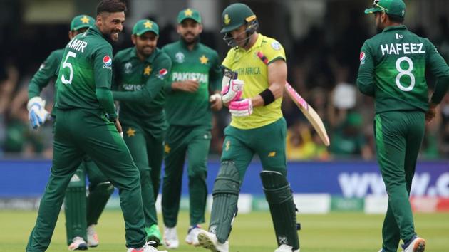 Pakistan's Mohammad Amir celebrates taking the wicket of South Africa's Faf du Plessis with team mates. (Action Images via Reuters)