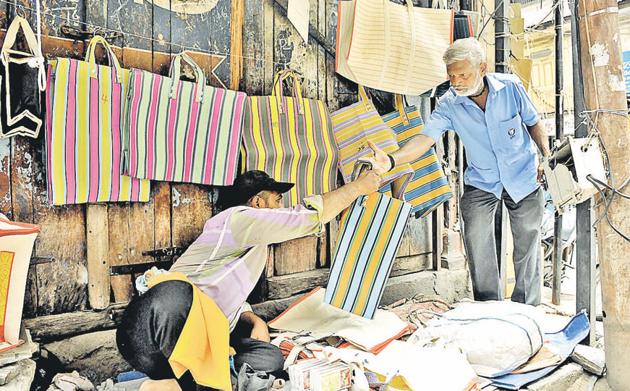 A resident look at the cloth bags available for sale in Raviwar peth on Saturday. (HT/PHOTO) A resident look at the cloth bags available for sale in Raviwar peth on Saturday. (HT/PHOTO)