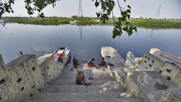 The river has turned into a drain over the years. The once vibrant ghats which face utter neglect and civic apathy today aren’t as picture perfect as Pandit’s Instagram account would suggest. Only 2% of the river’s length passes through Delhi, yet the city contributes around 76% of its pollution load. Such is the water toxicity that the NGT had raised doubts over the quality of vegetables grown along the floodplains. (Burhaan Kinu / HT Photo)