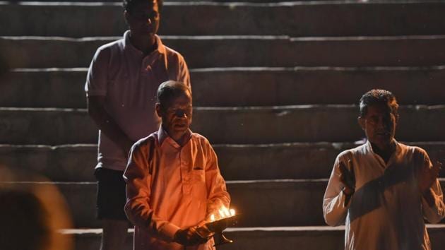 In a bid to keep tradition alive, the Yamuna Ghat Panda Association has been conducting maha aarti every last Sunday of the month. The ghats then transform into a mystical place, attracting many people. “Our young generation doesn’t want to continue with the traditional occupation. We are trying to keep it alive through these events,” said Suresh Sharma, chief of the association. (Burhaan Kinu / HT Photo)