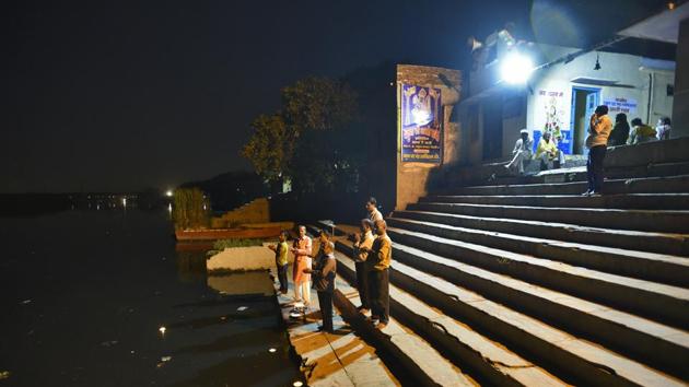 Till the mid-80s, people from across the city and areas in Haryana used to come here to offer prayers and spend leisurely time, participating in swimming competitions, boat rides, etc. While some ghats have retained a bit of that old-world charm, others have changed beyond recognition. The ghats have also witnessed a demographic shift, with a large number of migrants from UP and Bihar making them their home. (Burhaan Kinu / HT Photo)