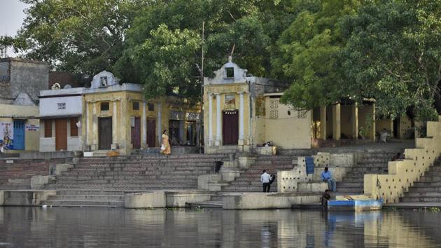 Located along the busy Ring Road, Ghat Number 24 is one of the 32 historic ghats in Delhi, which have sunk into oblivion over the years. The noise from vehicles begins to fade as one enters a lane and walks towards the ghats. A 10-foot wall hides them from the rest of the city. Behind the wall is a world struggling to keep pace with changing times, while keeping its old traditions alive. (Burhaan Kinu / HT Photo)