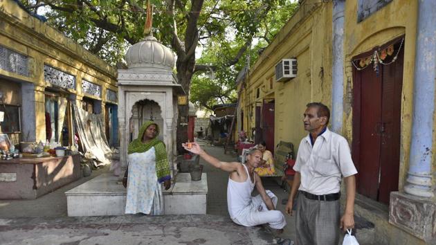 Most ghats have single storey houses inhabited by families of priests who have been here for generations; old Lord Shiva temples, chabutras and akharas. Constructed in the early 20th century, most ghats—an important part of the city’s heritage have lost their original character. While performing traditional Hindu rituals continues to be the main source of income for some of the families, many are seeking alternatives. (Burhaan Kinu / HT Photo)