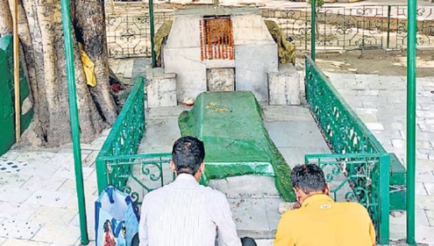 One anthropologist links Nanhe Mian to a djinn-saint revered by worshippers in the ruins of Feroze Shah Kotla.(HT Photo) One anthropologist links Nanhe Mian to a djinn-saint revered by worshippers in the ruins of Feroze Shah Kotla.(HT Photo)