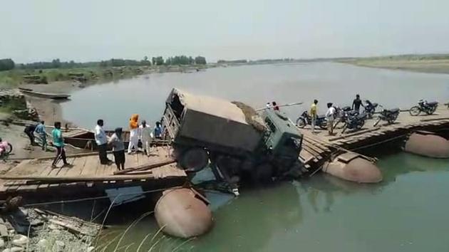 The pontoon bridge on Ravi river in Gurdaspur district connects 8 villages to the mainland.(HT Photo)