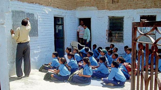 The previous BJP government pf Rajasthan had merged about 19,000 schools with low admissions and high number of vacancies with nearby schools to rationalise enrolment and teacher availability.(HT File Photo)