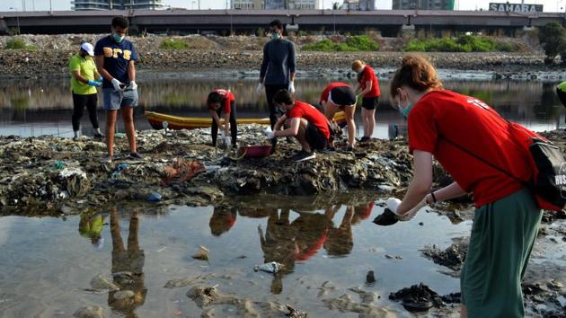 Volunteers collecting plastic from Mithi river at Mahim Causeway, in Mumbai, on Wednesday, 5 June, 2019.(Bhushan Koyande / HT Photo)