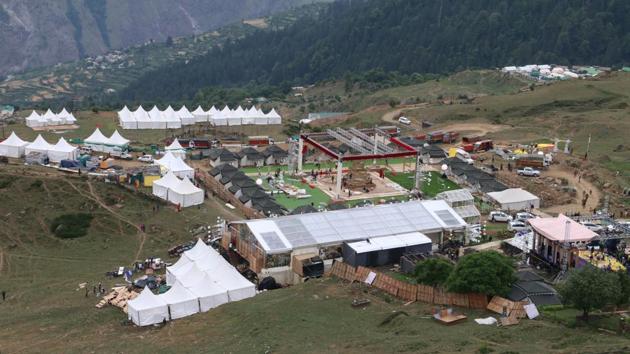 The Municipal Corporation in Auli is combating the cleanup of the waste left behind after the Rs 200 crore weddings of controversial South Africa based Gupta family. Supervisor of the Nagar Palika Parishad of Joshimath, Anil, and a team of 20 men, has been given the task to deal with the waste. “The garbage has surpassed 40 quintals,” one of the team members said. (Raajiv Kala / HT File)