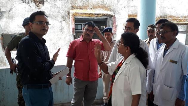 State health secretary Nitin Madan Kulkarni talking to doctors at MGMCH in Jamshedpur (Photo by Manoj Kumar/ Hindustan Times)