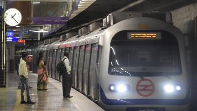 Violet Line, which links Kashmere Gate in north Delhi to Ballabhgarh via Faridabad in Haryana, is 40.35km stretch that gets a daily ridership of over 6 lakh passengers.(HT Photo)