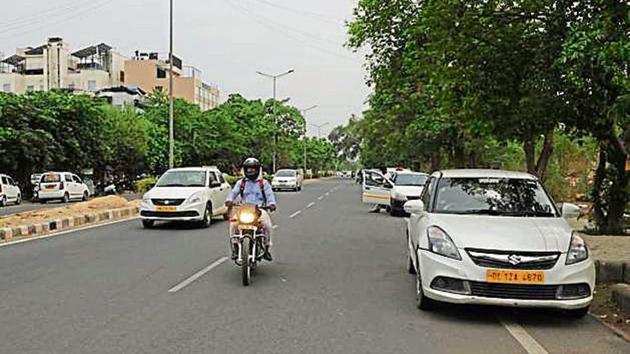 In the police complaint, the driver, said that the moment the cashier went to the market, a silver-coloured Alto car, in which four men were seated, stopped near the pick-up van.(HT Photo)