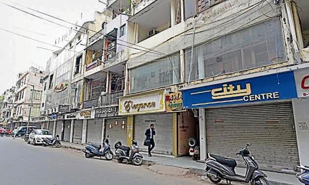 The Aam Aadmi Party (AAP) and the Bharatiya Janata Party (BJP) opposed the sealing drive.(HT Photo) The Aam Aadmi Party (AAP) and the Bharatiya Janata Party (BJP) opposed the sealing drive.(HT Photo)