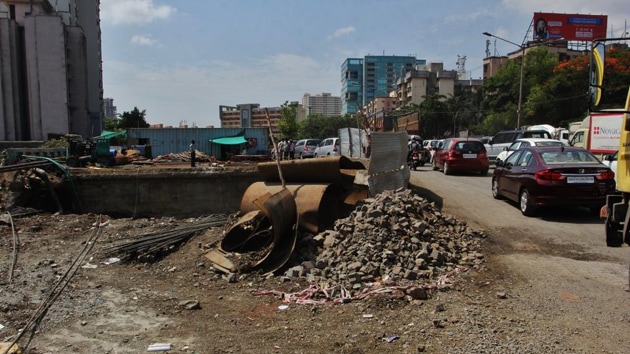 The project involves the construction of a 5-km flyover between Subhash Chowk and Badshahpur by the National Highways Authority of India (NHAI) for which the stretch has been barricaded.(HT Photo)