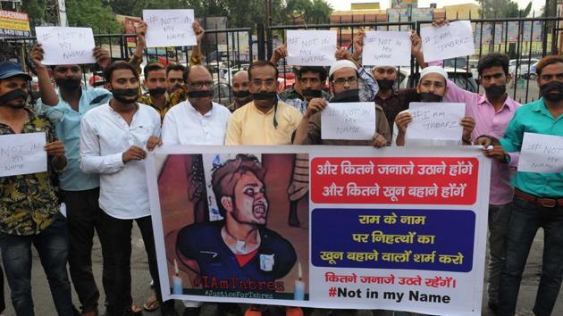 Muslims staging a silent demonstration in protest of recent mob lynching of a Muslim youth at Jharkhand's Kharswan district at MG road in Ranchi.(Diwakar Prasad/ Hindustan Times)