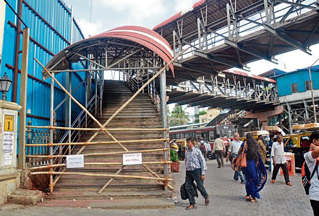 BMC on Tuesday shut the foot overbridge (FoB) connecting the northern end of the Charni Road railway station to the gate of Saifee Hospital, citing safety reasons. (Bhushan Koyande/HT Photo) BMC on Tuesday shut the foot overbridge (FoB) connecting the northern end of the Charni Road railway station to the gate of Saifee Hospital, citing safety reasons. (Bhushan Koyande/HT Photo)