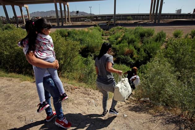 Migrants from Cuba are seen on the banks of the Rio Bravo river as they cross illegally into the United States to turn themselves in to request asylum in El Paso, Texas, as seen from Ciudad Juarez, Mexico June 6, 2019. (Reuters file photo) Migrants from Cuba are seen on the banks of the Rio Bravo river as they cross illegally into the United States to turn themselves in to request asylum in El Paso, Texas, as seen from Ciudad Juarez, Mexico June 6, 2019. (Reuters file photo)