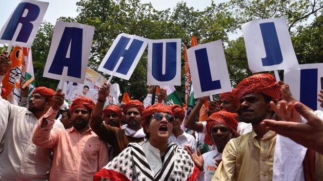 Members of Indian Youth Congress shout slogans in favour of Rahul Gandhi outside his residence in New Delhi.(Burhaan Kinu/HT PHOTO)