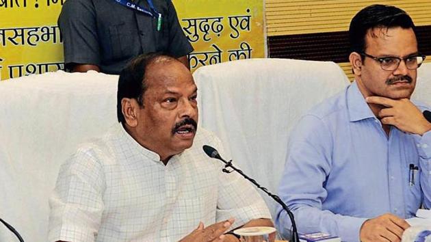 CM listens to complaints during Mukhyamantri Jan Samvad in Ranchi on Tuesday. (DIWAKAR PRASAD/ HT PHOTO) CM listens to complaints during Mukhyamantri Jan Samvad in Ranchi on Tuesday. (DIWAKAR PRASAD/ HT PHOTO)