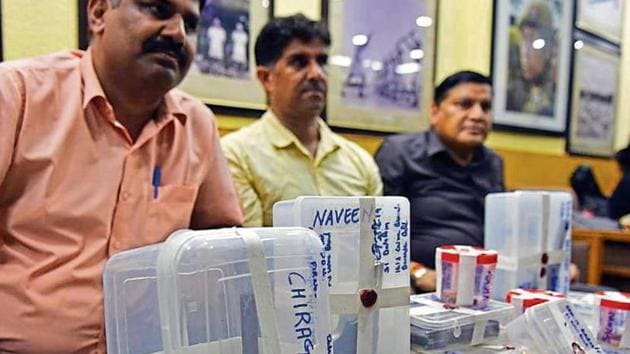 The arms and ammunition seized by Delhi Police officials from the 15 criminals, who were arrested from a farmhouse in Najafgarh. (Sanchit Khanna/HT PHOTO) The arms and ammunition seized by Delhi Police officials from the 15 criminals, who were arrested from a farmhouse in Najafgarh. (Sanchit Khanna/HT PHOTO)