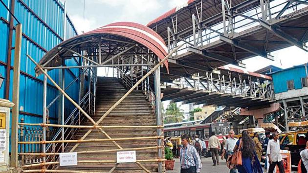BMC has shut down the Charni Rd station FoB toward Saifee Hospital end, at Charni Rd, in Mumbai (Bhushan Koyande/ HTPhotos) BMC has shut down the Charni Rd station FoB toward Saifee Hospital end, at Charni Rd, in Mumbai (Bhushan Koyande/ HTPhotos)