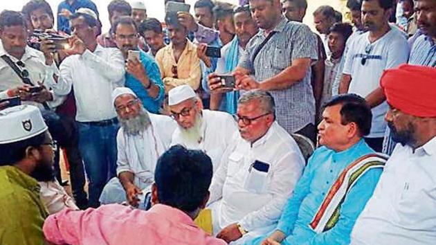 Members of state minorities commission meet victim’s family members at Kadamdiha village on Tuesday. (MANOJ KUMAR/ HT PHOTO) Members of state minorities commission meet victim’s family members at Kadamdiha village on Tuesday. (MANOJ KUMAR/ HT PHOTO)