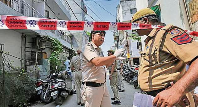 Police team investigates the house where an elderly couple along with their domestic help were found murdered, at Vasant Apartments, in Vasant Vihar (Burhaan Kinu / Hindustan Times) Police team investigates the house where an elderly couple along with their domestic help were found murdered, at Vasant Apartments, in Vasant Vihar (Burhaan Kinu / Hindustan Times)
