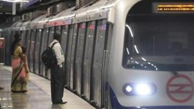 The sequence started when E Sreedharan, the former managing director of Delhi Metro, wrote a letter to Prime Minister Narendra Modi, recommending that the Delhi government’s proposal be rejected, as it will hurt the economics of Delhi Metro.(Sonu Mehta/HT PHOTO)