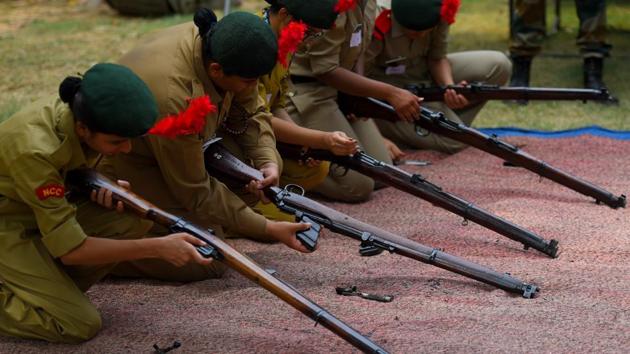 Aspirants participate in the National Cadet Corps (NCC) trials during Delhi University admissions under the Extra Curricular Activities (ECA) quota, at Ram Lal Anand College, in New Delhi, India, on Tuesday(Amal KS/HT PHOTO)