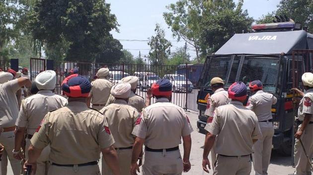 The protest intensified when jail staff tried to disperse the inmates following which heavy police force was deployed.(Gurpreet Singh/ HT PHOTO) The protest intensified when jail staff tried to disperse the inmates following which heavy police force was deployed.(Gurpreet Singh/ HT PHOTO)