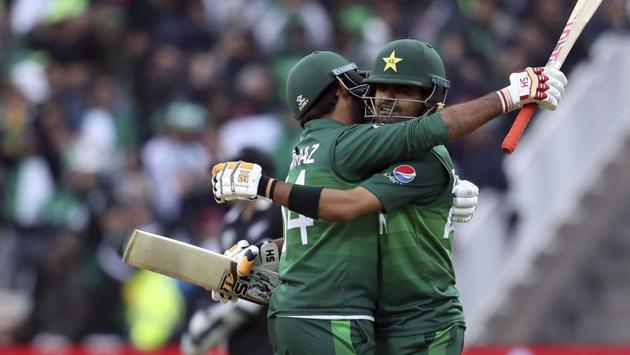 Pakistan's captain Sarfaraz Ahmed, left, imbrues teammate Babar Azam.(AP)