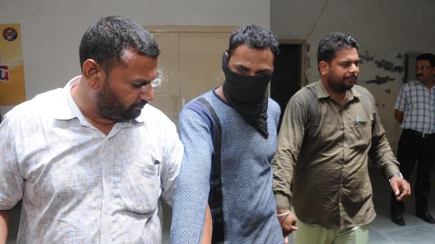 Tjhe Special Task Force of Amritsar arrested a BSF constable and his four accomplices and recovered 1.320 kilogram heroin from their possession on Wednesday, June 26, 2019.(HT Photo)