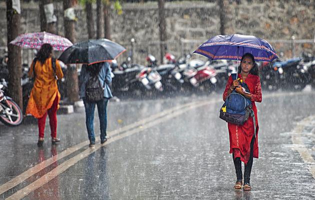 There were scattered light showers across isolated areas in the city on Thursday evening. (HT Photo) There were scattered light showers across isolated areas in the city on Thursday evening. (HT Photo)
