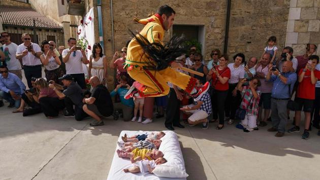 The “Colacho” jumps over babies lying on a mattress in the street during ‘El Salto del Colacho’ (The Devil's Jump) festival, in the village of Castrillo de Murcia, near Burgos, Spain. The traditional Spanish ritual dates back to 1620 during which men representing the Devil jump over babies born in the last twelve months of the year and takes place annually to celebrate the Catholic feast of Corpus Christi. (Cesar Manso / AFP) The “Colacho” jumps over babies lying on a mattress in the street during ‘El Salto del Colacho’ (The Devil's Jump) festival, in the village of Castrillo de Murcia, near Burgos, Spain. The traditional Spanish ritual dates back to 1620 during which men representing the Devil jump over babies born in the last twelve months of the year and takes place annually to celebrate the Catholic feast of Corpus Christi. (Cesar Manso / AFP)