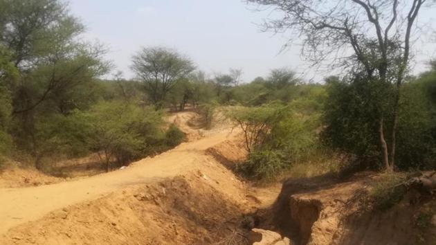 GMDA is constructing check dams in the Aravalli hills behind plotted township of Suncity Sector 53 to protect the locality from perennial flooding by seasonal rainwater. (HT Photo) GMDA is constructing check dams in the Aravalli hills behind plotted township of Suncity Sector 53 to protect the locality from perennial flooding by seasonal rainwater. (HT Photo)
