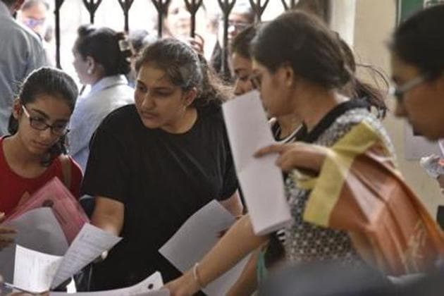 Delhi university aspirants fill their admission forms for the new academic session.(Sanchit Khanna/ Hindustan Times) Delhi university aspirants fill their admission forms for the new academic session.(Sanchit Khanna/ Hindustan Times)