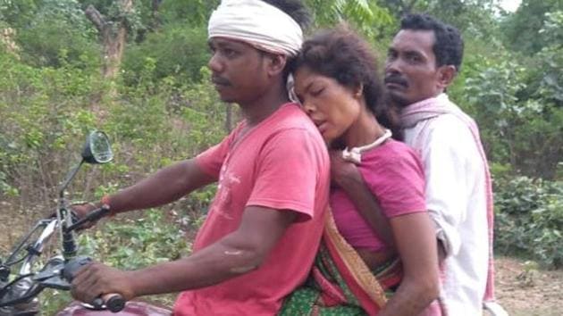 30-year-old Shanti Devi’s family had to cover a distance of more than 10 kilometres from her home, in the absence of a functional ambulance to escort her to the health centre.(HTPhoto) 30-year-old Shanti Devi’s family had to cover a distance of more than 10 kilometres from her home, in the absence of a functional ambulance to escort her to the health centre.(HTPhoto)