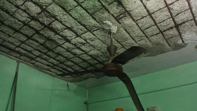 A major portion of a roof top of a residential room in the Ganja Jamuna building in Padmanagar, Bhiwandi, collapsed on Tuesday night, killing a nine-year-old girl on June 26.(HT Photo) A major portion of a roof top of a residential room in the Ganja Jamuna building in Padmanagar, Bhiwandi, collapsed on Tuesday night, killing a nine-year-old girl on June 26.(HT Photo)