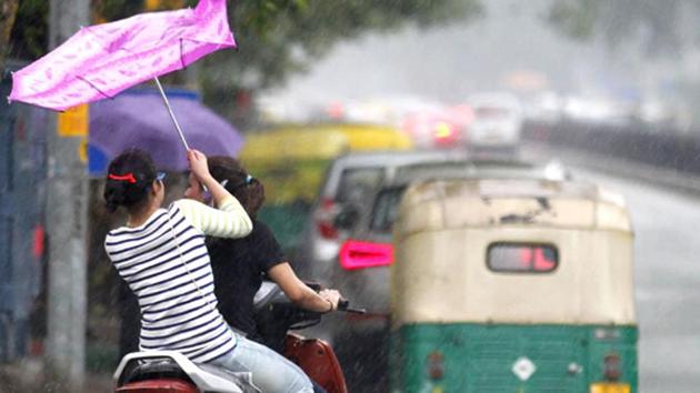 The humidity levels oscillated between 75% and 80% on Thursday. (Virendra Singh Gosain/ HT Photo) The humidity levels oscillated between 75% and 80% on Thursday. (Virendra Singh Gosain/ HT Photo)