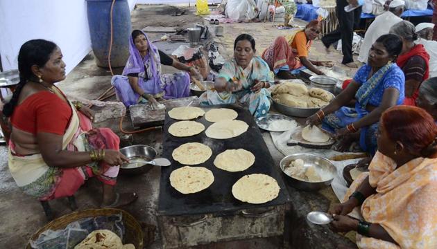 Warkaris of a dindi prepare food for other members at Nana peth on Thursday. (Ravindra Joshi/HT PHOTO) Warkaris of a dindi prepare food for other members at Nana peth on Thursday. (Ravindra Joshi/HT PHOTO)