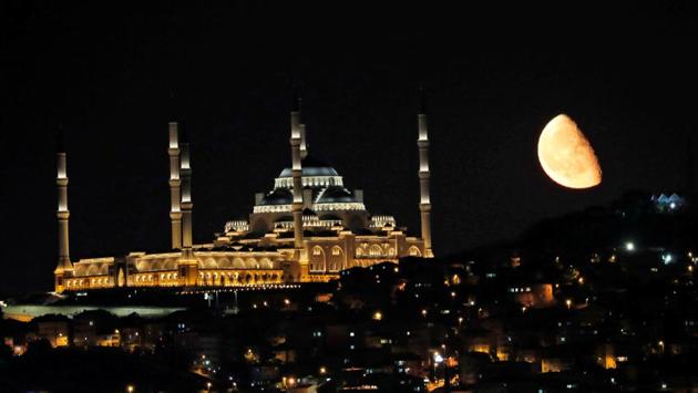 The moon rises over the Grand Camlica Mosque in Istanbul, Turkey. (Murad Sezer / REUTERS) The moon rises over the Grand Camlica Mosque in Istanbul, Turkey. (Murad Sezer / REUTERS)