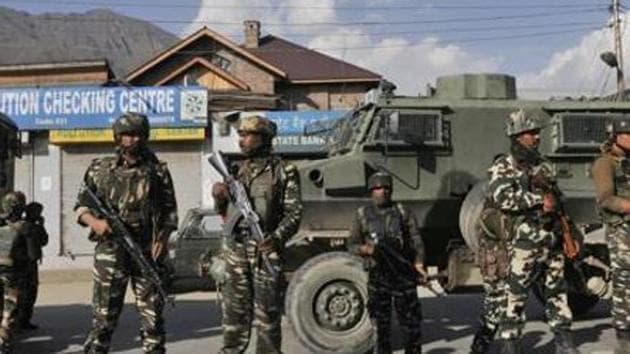 Two Central Reserve Police Force (CRPF) personnel were killed in an encounter with Maoists in Keshkutul area. (Waseem Andrabi /HT File Photo/Representative Image)