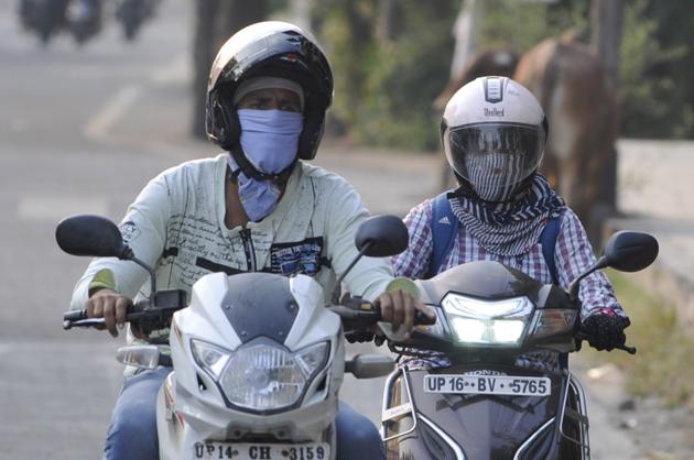 People cover their faces to protect themselves from the scorching heat in Noida.(Sunil Ghosh / Hindustan Times)
