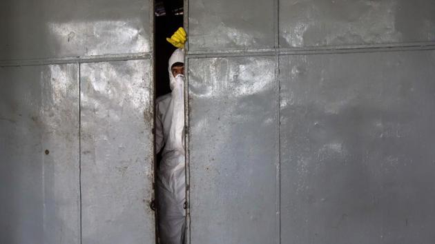 A member of a charity organisation wearing a hazmat suit looks on during the funeral service of a person who died from H1N1 influenza virus at Yay Way cemetery in Yangon, Myanmar. Three people have died from the virus in Yangon and four others have been diagnosed, the Ministry of Health confirmed on June 19. (Sai Aung Main / AFP) A member of a charity organisation wearing a hazmat suit looks on during the funeral service of a person who died from H1N1 influenza virus at Yay Way cemetery in Yangon, Myanmar. Three people have died from the virus in Yangon and four others have been diagnosed, the Ministry of Health confirmed on June 19. (Sai Aung Main / AFP)