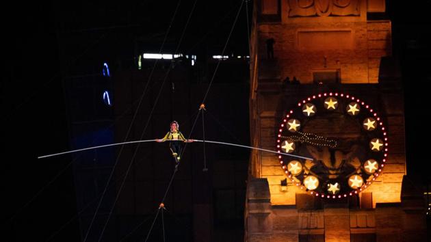 Lijana Wallenda walks a high wire over Times Square during the Highwire Live In Times Square With Nik Wallenda in New York City. (Johannes Eisele / AFP) Lijana Wallenda walks a high wire over Times Square during the Highwire Live In Times Square With Nik Wallenda in New York City. (Johannes Eisele / AFP)