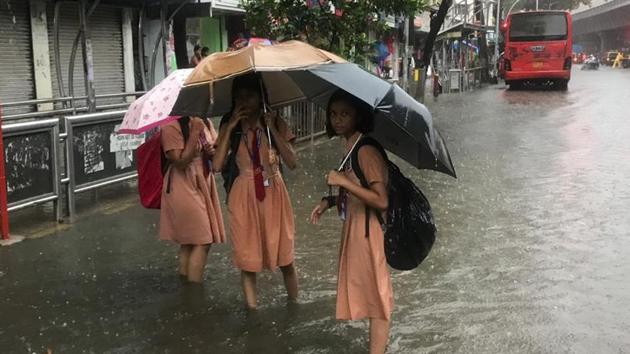 Several areas of Mumbai woke up to heavy downpour on Saturday with the weather department predicting heavy rains for the next three days.(Santosh Harhare)