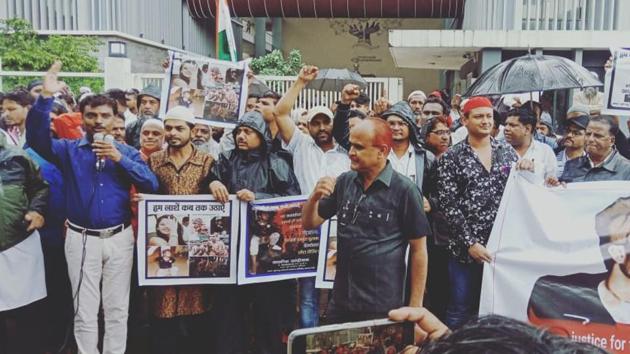 At least 1,000 protesters from the Muslim community in the city held a protest at the district collectorate on Friday and demanded action against the recent mob lynching incident in Jharkhand. (HT PHOTO) At least 1,000 protesters from the Muslim community in the city held a protest at the district collectorate on Friday and demanded action against the recent mob lynching incident in Jharkhand. (HT PHOTO)
