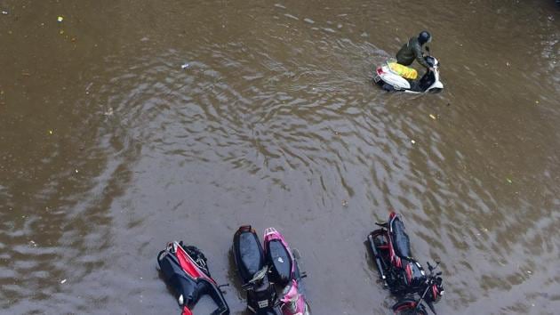 According to the India Meteorological Department (IMD), between 8.30am and 11.30pm, the suburbs recorded 182mm rain, falling under the ‘very heavy’ rain category, while south Mumbai recorded only 42.9mm rain falling under the ‘moderate’ category. Palghar and Dahanu at 75mm rainfall was considered heavy, while moderate showers were recorded at Alibaug (42.2mm) and Thane (24.4mm). (Vijayanand Gupta / HT Photo) According to the India Meteorological Department (IMD), between 8.30am and 11.30pm, the suburbs recorded 182mm rain, falling under the ‘very heavy’ rain category, while south Mumbai recorded only 42.9mm rain falling under the ‘moderate’ category. Palghar and Dahanu at 75mm rainfall was considered heavy, while moderate showers were recorded at Alibaug (42.2mm) and Thane (24.4mm). (Vijayanand Gupta / HT Photo)
